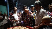 Djarot meminum air kelapa yang dibelinya. Pria berkumis tersebut mengatakan merasa senang bisa menikmati langsung kelapa yang baru dibelinya.