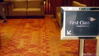 detikTravel menikmati lounge mewah untuk penumpang First Class Garuda Indonesia pada akhir pekan lalu, sebelum bertolak ke Sydney, Australia. Lounge ini dibatasi oleh papan bertuliskan First Class, karena selain penumpang kelas itu, traveler tidak akan diizinkan sama sekali untuk masuk, bahkan untuk penumpang kelas bisnis sekalipun (Wahyu/detikTravel)