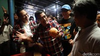 Selain menemui warga, Djarot juga berbelanja kelapa di Pasar Inpres yang berada tidak jauh dari GOR Kebayoran Baru.