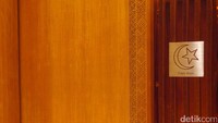  Lounge mewah First Class ini juga punya prayer room, alias musala tempat dimana traveler bisa menunaikan ibadah salat dengan nyaman. Ruangan ini dilengkapi dengan peralatan salat lengkap untuk digunakan traveler (Wahyu/detikTravel)