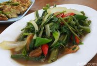 RM Taman Taktakan: Segarnya Sup Ikan Kuwe dan Tempe Penyet yang Menyengat 