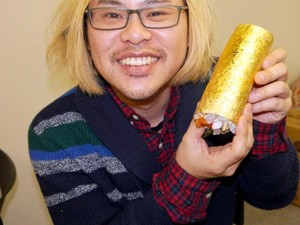 Nyam! Sushi Roll Lambang Keberuntungan Seharga Rp 1,3 Juta Ini Berlapis Emas