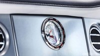 Aksesoris jam yang mewah di bagian dasbord mobil. Memperlihatkan juga waktu di negara lain. Foto: Rolls-Royce