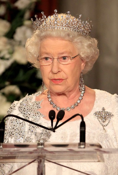 Ratu Elizabeth II LIVERPOOL, ENGLAND - JUNE 22: Queen Elizabeth II waves from the balcony of the Town Hall during a visit to Liverpool on June 22, 2016 in Liverpool, England. (Photo by Chris Jackson/Getty Images)