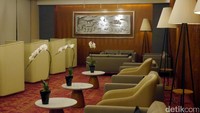 Lounge mewah ini punya banyak sofa yang nyaman untuk dipakai menunggu waktu take off. Ada juga desain ala kabin pesawat, yang ternyata bisa untuk duduk juga (Wahyu/detikTravel)