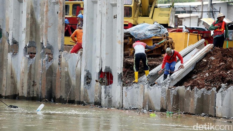 Anies Keluarkan Pergub Naturalisasi, Sheet Pile Masih Bisa Digunakan Anies Keluarkan Pergub Naturalisasi, Sheet Pile Masih Bisa Digunakan