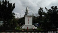 Bukan hanya Lakipadada, di seberang kolam juga ada patung pahlawan bernama Pongtiku. Wah, Toraja sangat menghargai jasa para pahlawan ya! (Bonauli/detikTravel)