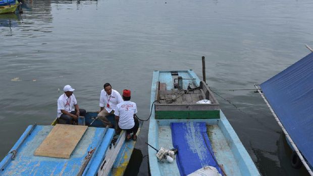 Anies Baswedan saat naik perahu di Kampung Akuarium.