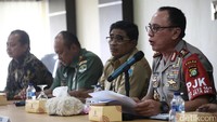 Rapat tersebut bertujuan membahas pola pengamanan menjelang Pilkada DKI pada 15 Februari mendatang.