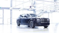 Pemesan mobil ini memilih warna Blue Velvet, sebuah warna elegan yang sama seperti Phantom long-wheelbase. Mobil ini juga diberikan strip putih ganda.Foto: Rolls-Royce
