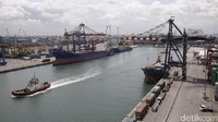 Begini aktivitas pengoperasian terminal peti kemas di Pelabuhan Tanjung Priok.