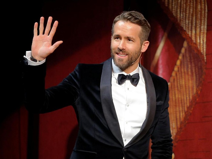 Actor Ryan Reynolds gets a kiss as he is honored as Hasty Pudding Theatricals Man of the Year at Harvard University in Cambridge, Massachusetts, U.S. February 3, 2017.   REUTERS/Brian Snyder