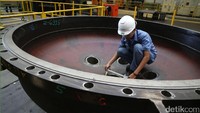 Pekerja membuat turbin uap di pabrik Cilegon.