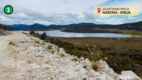 Pembangunan jalan Trans Papua sendiri dipercaya menjadi infrastruktur konektivitas yang akan memberikan mutiplier effect bagi lingkungan di sekitarnya. Tembusnya jalan-jalan di pedalaman Papua, mulai dari pegunungan, hutan, dan sungai akan menumbuhkan sumber-sumber perekonomian baru bagi masyarakat di sekitarnya. Dok, Kementerian PUPR.