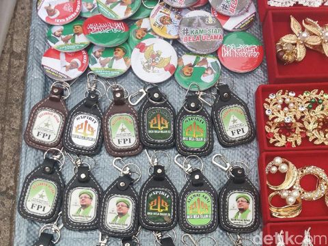 Atribut FPI Laris Manis di Area Sidang Ahok, Pedagang Raup Untung
