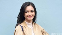 Senyum manisnya kala berpose di depan kamera. Pool/Noel/detikFoto.