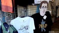 Tidak lupa juga t-shirt bergambar Pikotaro yang populer lewat lagu Pen-Pineapple Apple-Pen. Ada banyak variasinya (Randy/detikTravel)
