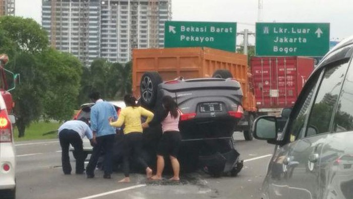 HR-V Terbalik di Km 13 Tol Bekasi Barat