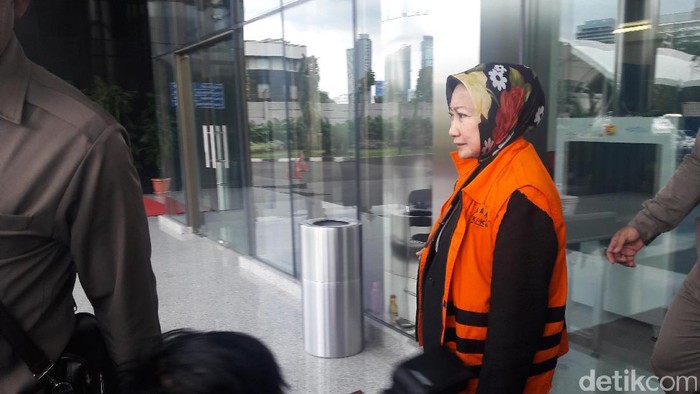 Diperiksa KPK 5 Jam, Walkot Cimahi Nonaktif Hanya Lempar Senyum