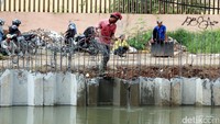 Bantaran Kalimalang sebagai anak sungai Kali Bekasi ke arah Jakarta Timur, mulai dipasangi Sheet Pile (pancang beton/turap beton), Selasa (07/02/2017). Penurapan dilakukan untuk mencegah longsor.