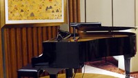 Di dalam lounge ini, ada juga sebuah piano yang bisa dimainkan. Jangan salah, piano ini pernah dipakai David Foster nge-jam bareng sebelum dia berangkat mengisi acara Java Jazz tahun lalu (Wahyu/detikTravel)