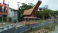 Kolam ini dikelilingi oleh beberapa tongkonan. Jadi traveler bisa menikmati suasana kota sambil duduk manis atau wisata kuliner (Bonauli/detikTravel)