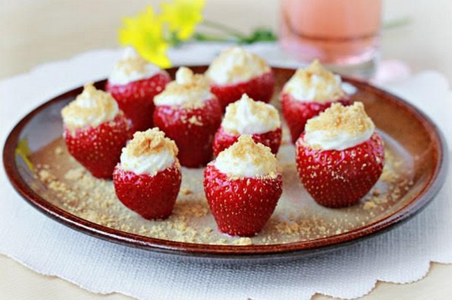 Buat Sendiri Strawberry Isi Cream Cheese yang Segar Ini