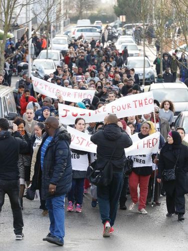 Polisi Prancis Sodomi Pemuda, Ratusan Warga Berdemo di Paris