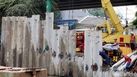 Pekerja tengah menyelesaikan pembangunan proyek normalisasi Kalimalang.