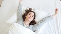 Jangan salah, tidur juga bisa membantu meratakan perut. Menurut penelitian dari Kanada, orang yang memiliki waktu tidur hanya 5-6 jam berisiko 60 persen memiliki berat badan berlebih dibandingkan dengan orang yang memiliki waktu tidur 7-8 jam per hari. (Foto: iStock)