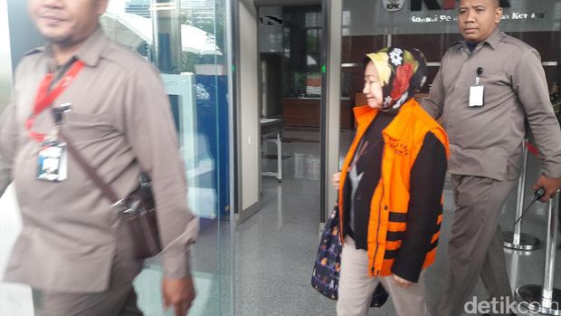 Diperiksa KPK 5 Jam, Walkot Cimahi nonaktif Hanya Lempar Senyum