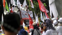 Massa anti Ahok berorasi.