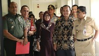Usai menggelar rapat mereka terlihat berfoto bersama.