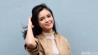 Pesinetron Anugerah Cinta itu tampak membenarkan rambut indahnya itu. Pool/Noel/detikFoto.