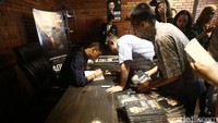 Agus melayani permintaan tanda tangan para hadirin.