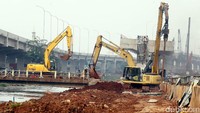 Penurapan dilakukan agar bantaran kali yang kini berada di bawah jalan tol Becakayu tidak longsor tergerus air.