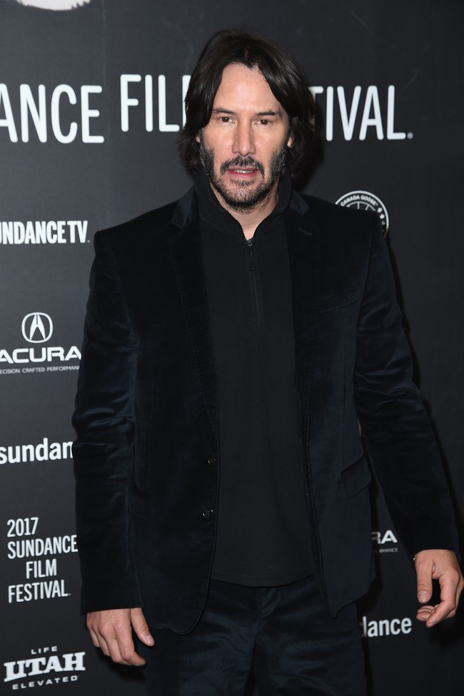 Baru-baru ini Keanu Reeves membuat publik berdecak kagum karena tindakannya yang heroik. Pada Sabtu (23/3/2019), pesawat yang ditumpangi sang aktor ke Los Angeles harus mendarat darurat di Bakersfield karena masalah teknis. Keanu yang ingin segera meneruskan perjalanan ke Los Angeles kemudian mengajak penumpang lainnya ikut berangkat dengan jalan darat, karena penerbangan selanjutnya baru akan ada tiga jam lagi, sementara jika ditempuh dengan mobil hanya memakan waktu satu jam. Ia pun berbagi mobil dengan para penumpang pesawat. Foto: Getty Images
