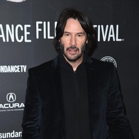 Baru-baru ini Keanu Reeves membuat publik berdecak kagum karena tindakannya yang heroik. Pada Sabtu (23/3/2019), pesawat yang ditumpangi sang aktor ke Los Angeles harus mendarat darurat di Bakersfield karena masalah teknis. Keanu yang ingin segera meneruskan perjalanan ke Los Angeles kemudian mengajak penumpang lainnya ikut berangkat dengan jalan darat, karena penerbangan selanjutnya baru akan ada tiga jam lagi, sementara jika ditempuh dengan mobil hanya memakan waktu satu jam. Ia pun berbagi mobil dengan para penumpang pesawat. Foto: Getty Images