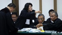 Kuasa hukum Ahok tampak berdiskusi sebelum sidang dimulai.