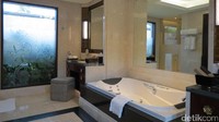 Kamar mandinya sangat luas dengan sebuah jacuzzi, shower, toilet dan dua wastafel. Amenities dari Acqua di Parma menambah kemewahan yang ada (Fitraya/detikTravel)