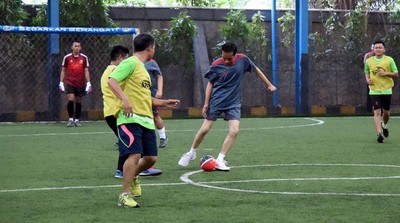 Aksi Jokowi dan Para Menteri Main Futsal Bareng Wartawan
