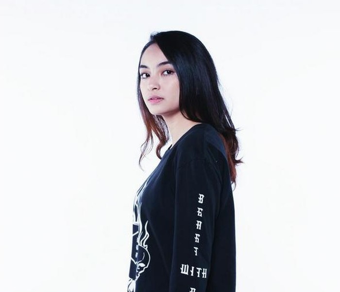 Valerie Tifanka Doyan Banget Liburan ke Pantai