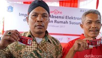 Dua orang penghuni Rusun Pesakih menunjukkan Kartu Jakarta One. Hingga saat ini sedikitnya 9.459 penghuni atau 70% dari total 13.731 penghuni rumah susun telah memiliki kartu Jakarta One di 23 rumah susun milik Pemprov DKI Jakarta. Pool/Bank DKI.