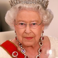 Mahkota Ratu Elizabeth II terbuat dari 2.686 berlian, 17 batu safir, 11 batu zamrud, dan ratusan mutiara. Berliannya tentu yang paling premium dengan nilai 317 karat. Tidak ketinggalan, satu batu permata spesial yang cukup langka disebut Black Princess Ruby 170 karat yang cukup langka. Mahkota ini memiliki berat hampir 1,3 kg yang sudah disesuaikan dengan ukuran lingkar kepala Ratu Elizabeth. Foto: Getty Images