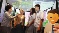 Direktur Virtual Exchange Initiative YFU USA Erin Helland didampingi National Director YFU Indonesia Jaja Hariji berinteraksi dengan dua pelajar dari Global Prestasi School, Bekasi.