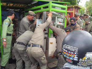 Satpol PP Bongkar Puluhan Lapak PKL di Jalan Burangrang Bandung