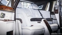 Membuka pintu mobil akan terlihat nuansa kemewahan. Foto: Rolls-Royce