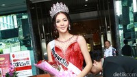 Ia tampil dengan dress merah rancangan Ivan Gunawan  yang mengekspos kaki jenjangnya tersebut. Pool/Palevi S/detikFoto.