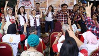 Djarot menyanyikan lagu Bento, Sekuntum Mawar Merah, dan Buat Apa Susah untuk menghibur warga di GOR Kebayoran Baru.