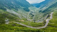 Di Rumania, Transfagarasan Road menghubungkan beberapa wilayah dari pegunungan di Cartisoara ke arah selatan, ke Curtea de Arges, kemudian zigzag dari Transylvania ke Muntenia. Jalanan sepanjang 116 km ini berliku, naik turun, bahkan bawahnya pun jurang (Cnngo.com)